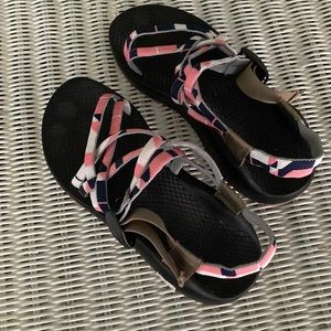 Like new!! Chaco sandals 9 nice color combo